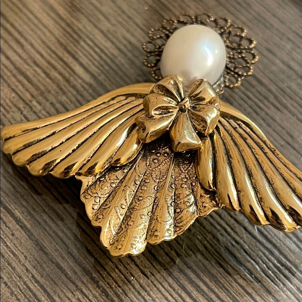 Vintage Gold-tone Angel Wing Brooch with Pearl Accent - Picture 14 of 16